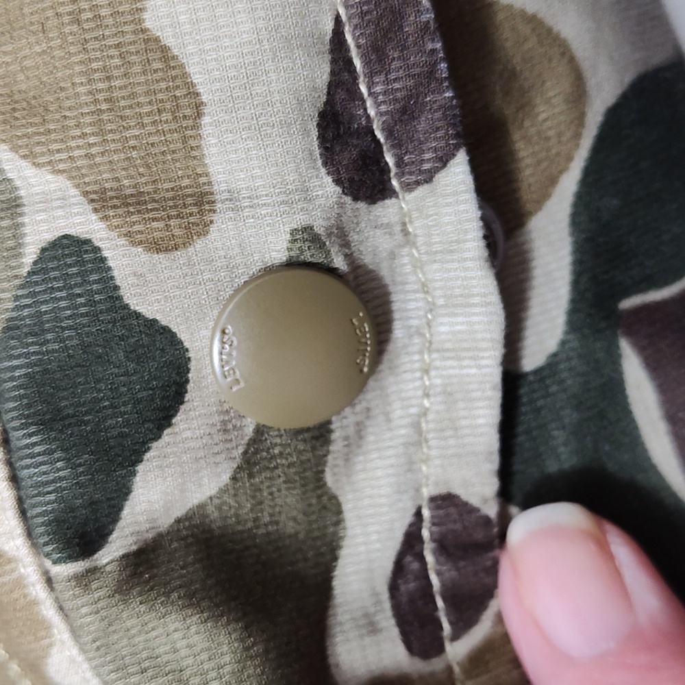 Levi Strauss & Co. Loose fit Camo Cargo Shorts. Size 40 - Picture 12 of 15